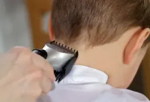 Trendige Kinderfrisur mit maschine geschnitten